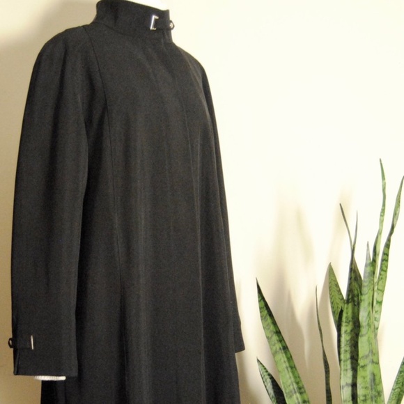 Black Cloak - Picture 5 of 6